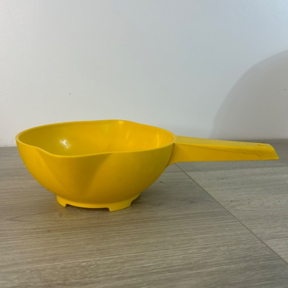 Vintage yellow Tupperware strainer - Picture 2 of 4